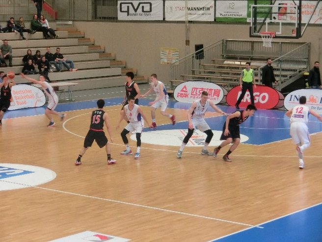 ウイングでボールをもらうのも容易ではなく、日本の高校生の試合とは大きく異なるスタンダードがこの大会には存在していた