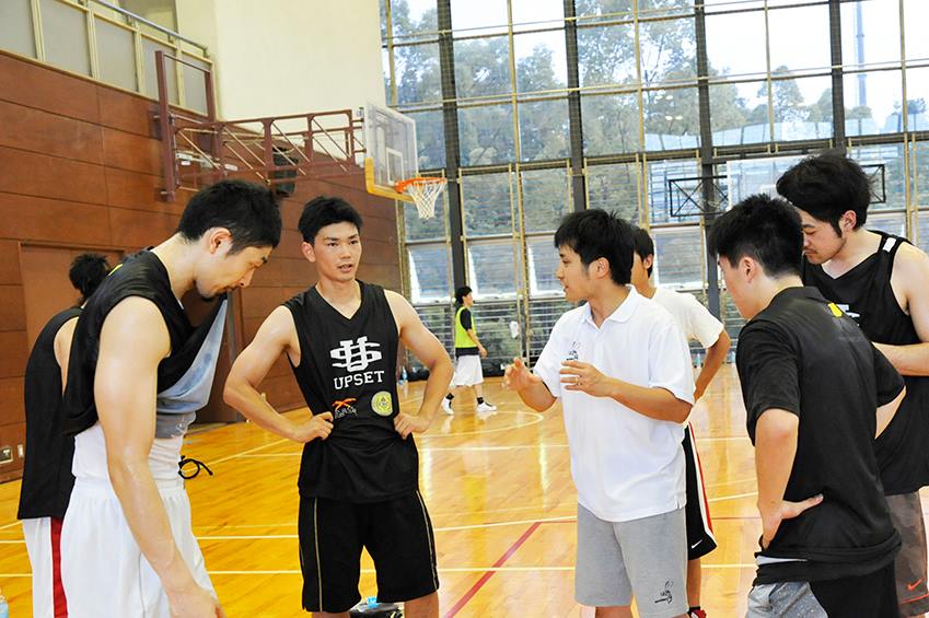 ※同じくGSL開催協力のTamagawa Training Camp 2014 supported by UPSETより。玉川大学バスケットボール部とのスクリメージの様子。この写真からも、約3年の時を経て、現在の筋肉隆々な体型との違いが伝わるはずだ。当時の様子はUPSET社のブログ内に元安コーチのコメントと共に掲載
