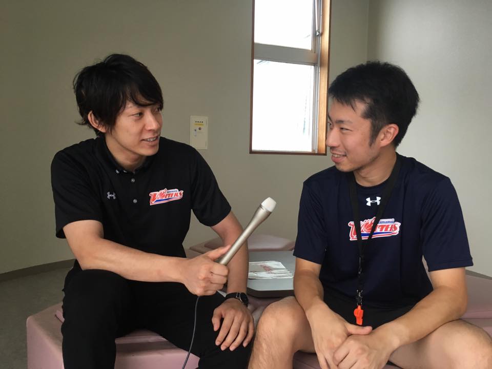写真提供:RKKラジオ 週刊VOLTERS現在、熊本ヴォルターズでアンバサダーを務める松永建作氏とのやり取りの様子。学業との両立を考えた上で退部をしたが、部活動在籍時のチームメイトでもある